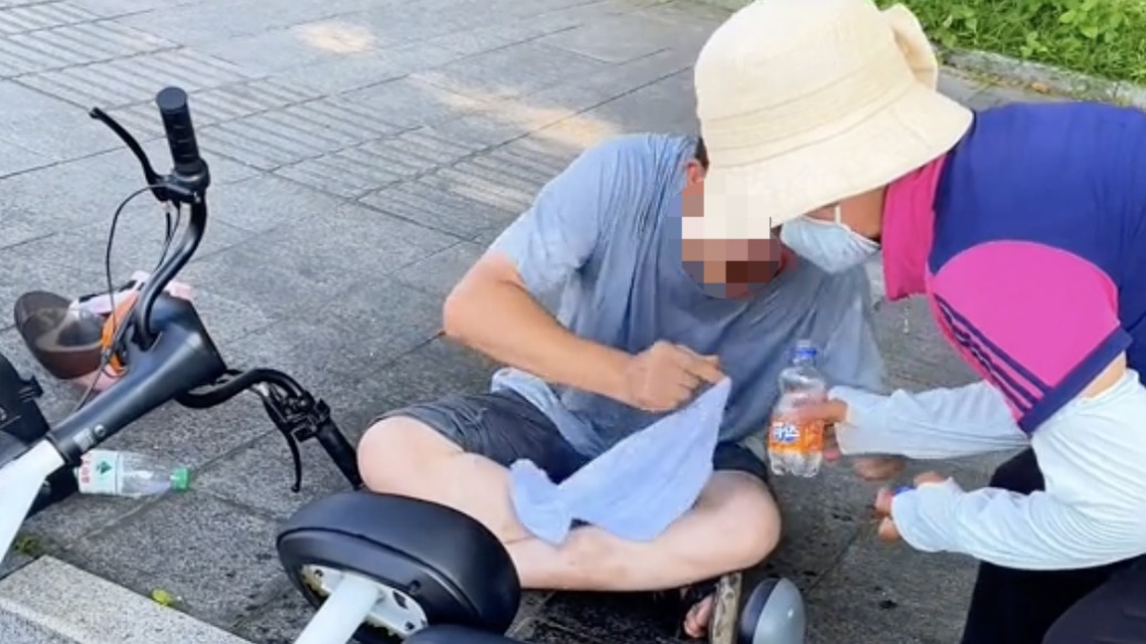 男子騎車出門中暑痛苦呼救，好心夫妻路過伸援手