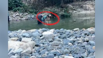 撈游客手機索要1500元不成再扔回河里？警方：涉事村民行拘7天