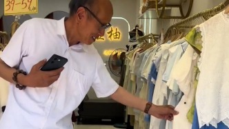“不管多大都是父母的寶貝”，73歲父親帶40歲女兒買漂亮裙子