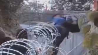 爬鐵網(wǎng)，鉆地洞……白家犯罪集團(tuán)電詐人員偷渡越境畫(huà)面曝光