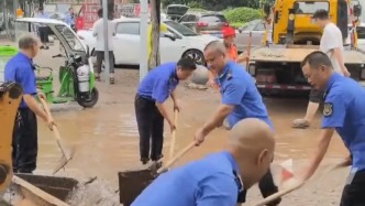 “再辛苦都要干！”重庆巴南的城管泥中清淤，合力守护家园通行路