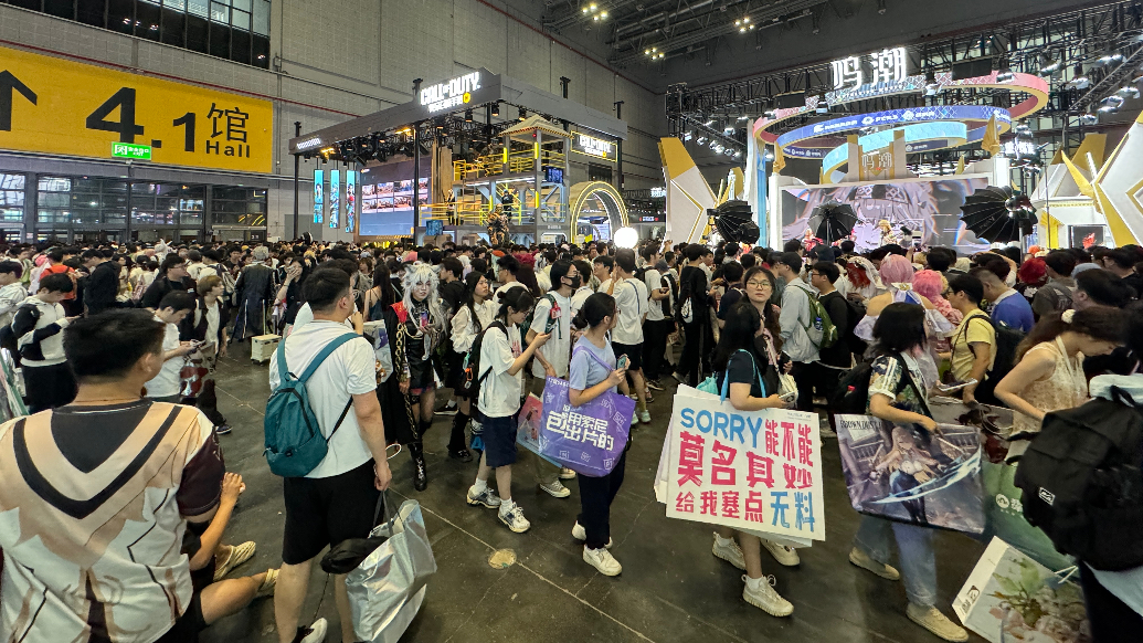 傾盆大雨難擋熱情，BW現(xiàn)場人山人海