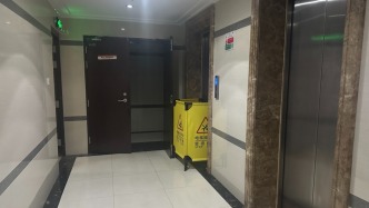 昆明一電梯沖頂致業(yè)主身亡：維保記錄造假，三家涉事單位15人被追責(zé)