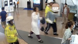 女孩当街晕倒，上海这位辅警直接“公主抱”送医
