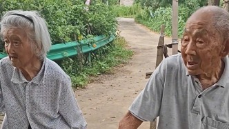 “父母健在就是最大幸?！保畠杭敝习?，104歲母親掌勺100歲父親燒火幫做飯