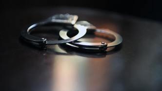 男子狱内反水称替大哥坐牢，检察机关通过举报线索追捕漏犯三人