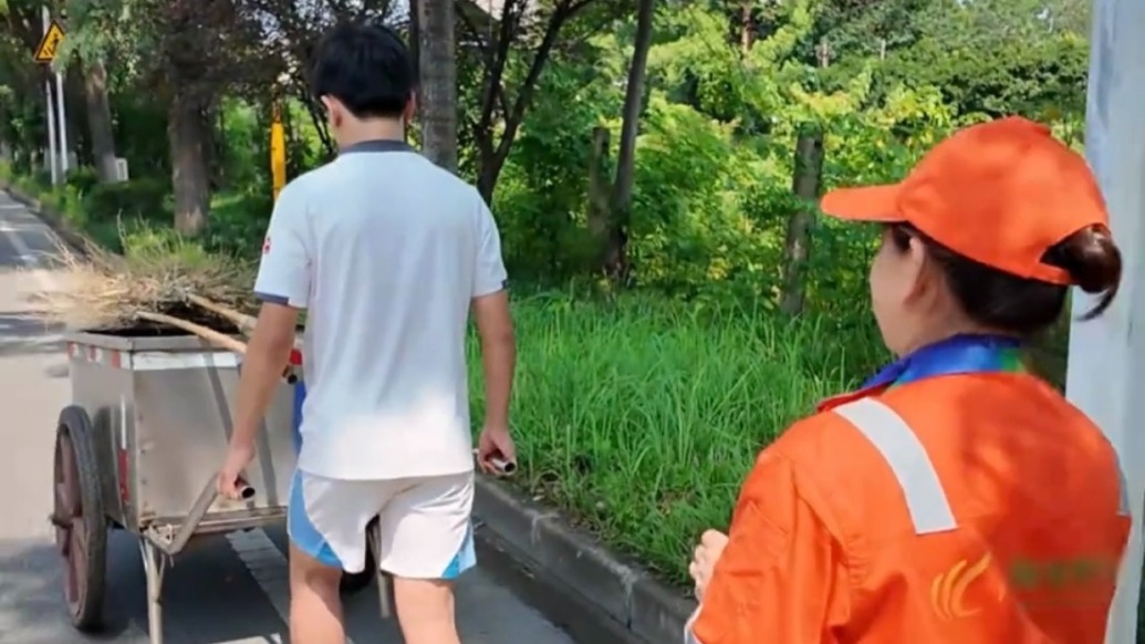 这个夏天最帅的身影！15岁少年帮环卫工母亲扫街，“帮我妈妈早点回家”