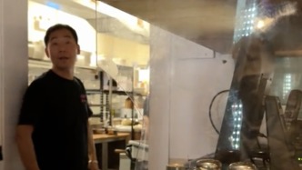 这很中！博主加拿大偶遇河南老乡开餐馆，老板好客：“饮料随便喝”