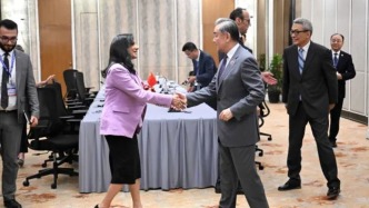 王毅会见加拿大外长阿南德