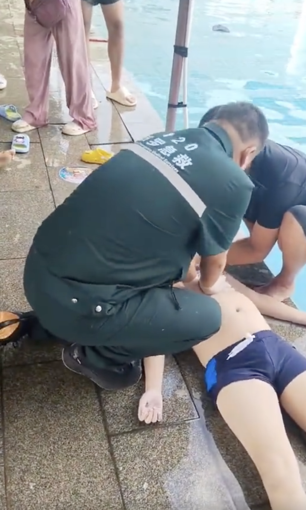 湖南汨罗一少年在游泳馆内触电身亡，相关部门：正进行善后