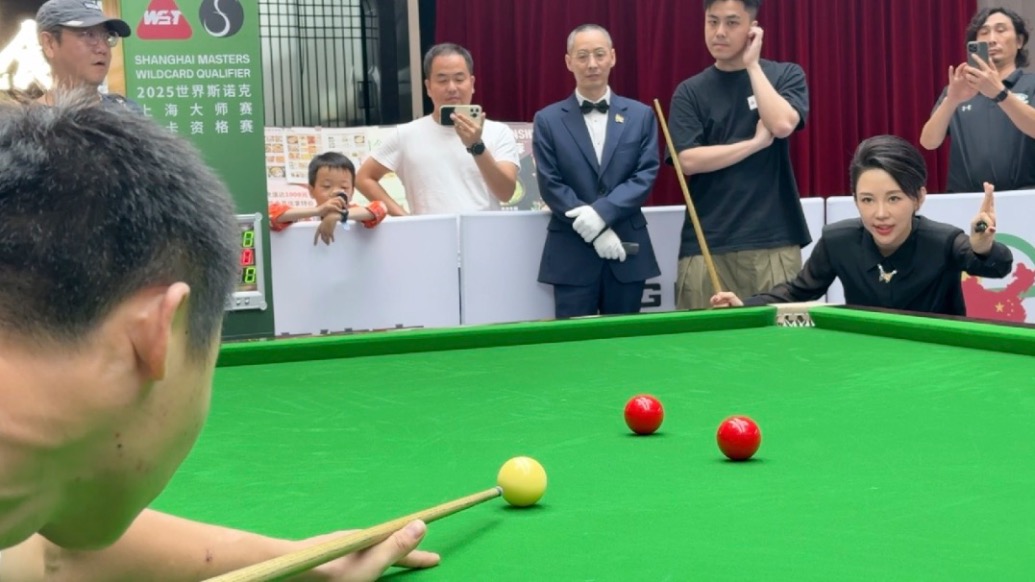 “九球天后”現(xiàn)場教學，潘曉婷羨慕年輕選手