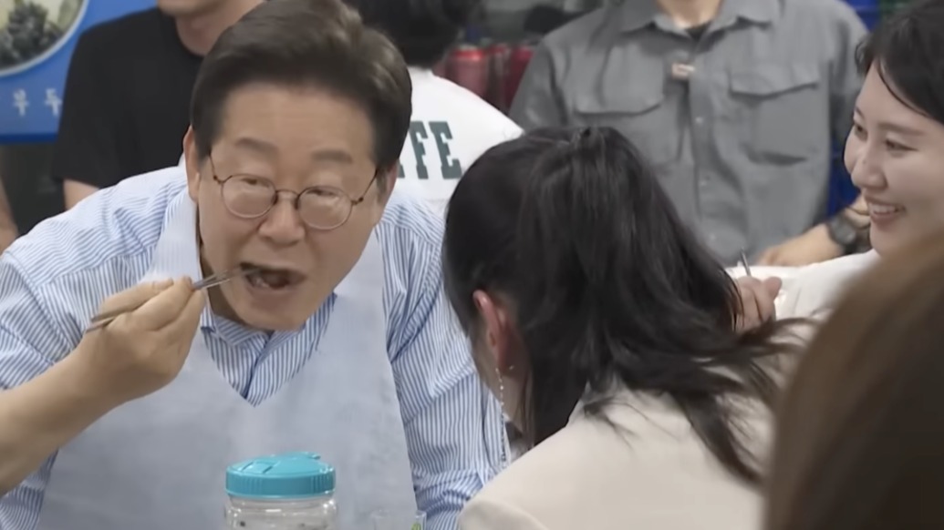 韓國(guó)總統(tǒng)下館子吃烤肉還為鄰座女子倒酒：“希望刺激消費(fèi)，大家多出門(mén)吃飯”