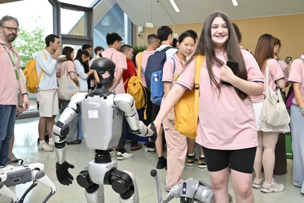 有机器人还有非遗，18国22支青少年队伍来上海参加夏令营