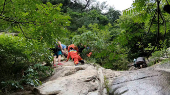 外科医生爬山中暑被困，消防员6小时成功施救