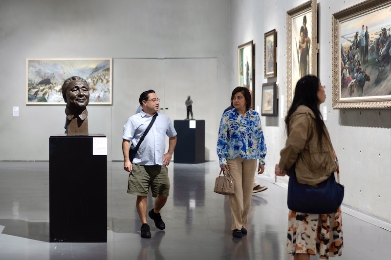 印证一个激情的时代，龙美术馆展主题美术创作
