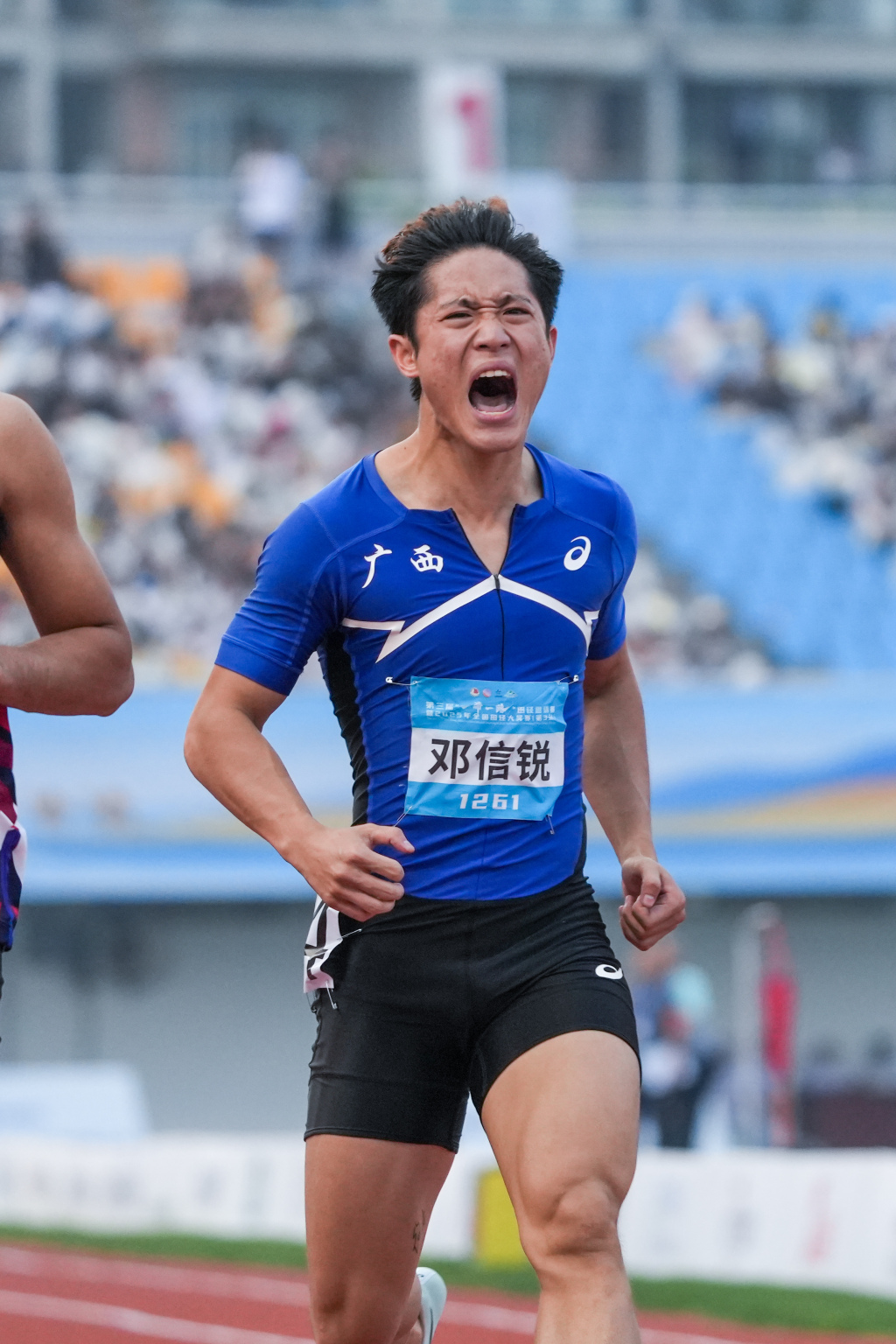 体坛联播｜斯瓦泰克首夺温网冠军，邓信锐10秒11历史第七