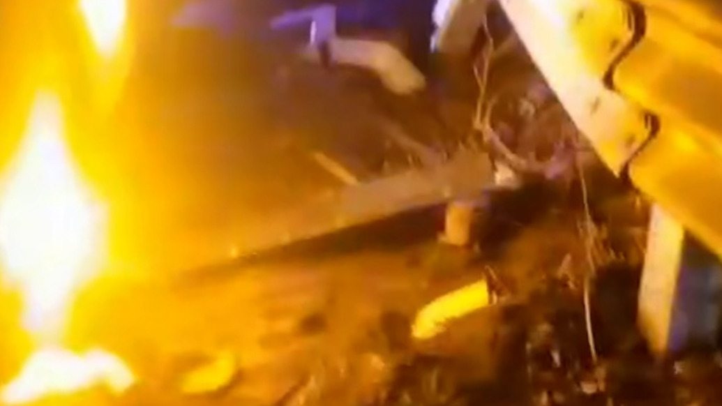 裝載活魚貨車出事故，消防員從魚堆中救出兩名被困司機