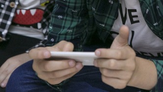 人民日?qǐng)?bào)調(diào)查：易跳過、難度低，誰解除了孩子的未成年人模式