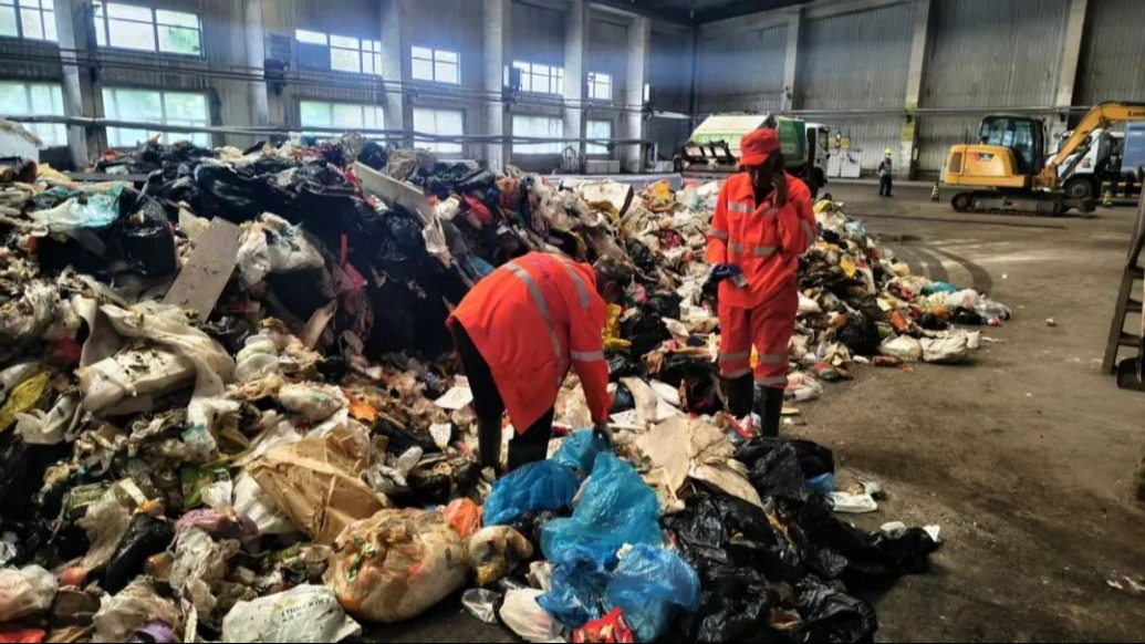 言短意長視頻版｜高溫下4小時翻遍8噸垃圾找一塊兒童手表，值得嗎？