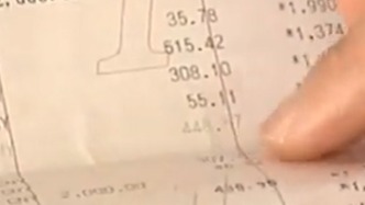 老人两年被扣八千余元话费，电信公司：其中两千余元是错扣