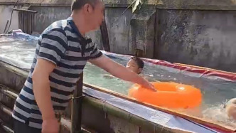 遠(yuǎn)嫁女子帶娃回娘家，父親和弟弟造9米長泳池讓孩子玩水