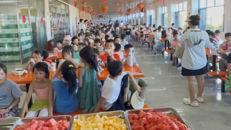 直播丨這家企業(yè)允許帶娃上班？來看“神獸”如何在廠區(qū)過暑假