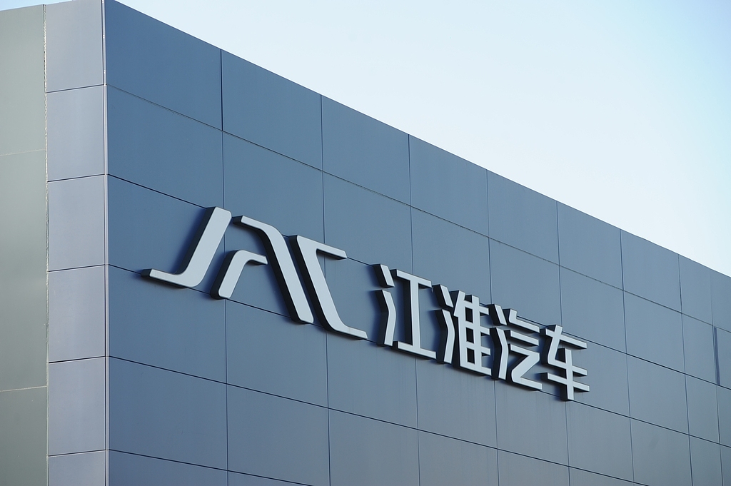 江淮汽车上半年预亏约6.8亿元：出口业务下滑，高端新能源乘用车产能爬坡期