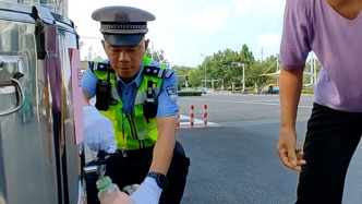 连续高温，济宁交警设立便民服务点给过往市民免费提供绿豆水