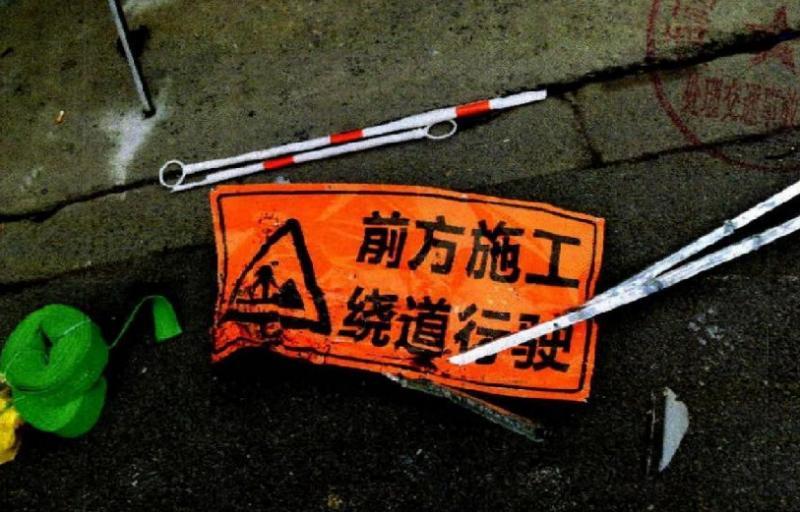 男子因交通肇事罪获刑：开车找手机酿成事故致2人死亡