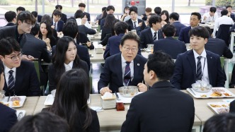 韩国总统又吃上了：李在明为下属拉椅子还玩自拍，餐厅员工尖叫合影