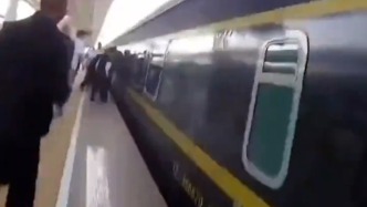 幼童墜入站臺縫隙，民警跪地爬行10余米將其救出