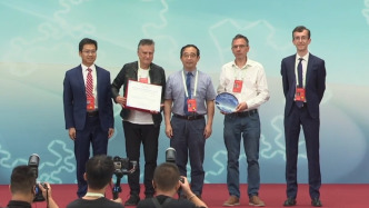 在數學類頂刊發表論文，上海學者在基礎科學大會上獲“前沿科學獎”