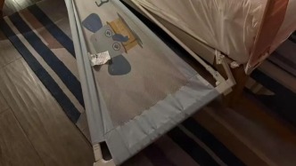 三亚海棠区通报某酒店因客床护栏问题致住客受伤：已组织双方协商赔偿