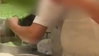 開放式廚房員工徒手?jǐn)嚢璧案庖海蛷d：無法答復(fù)“要不要戴手套”