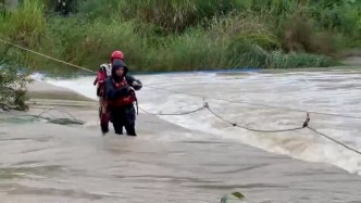 三亚暴雨致一座石桥被淹没，消防抛“生命线”涉水救出3人
