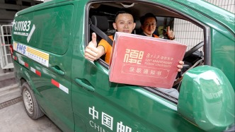 上海今年首批高考錄取通知書(shū)送出，分別來(lái)自復(fù)旦、上交大、同濟(jì)等高校