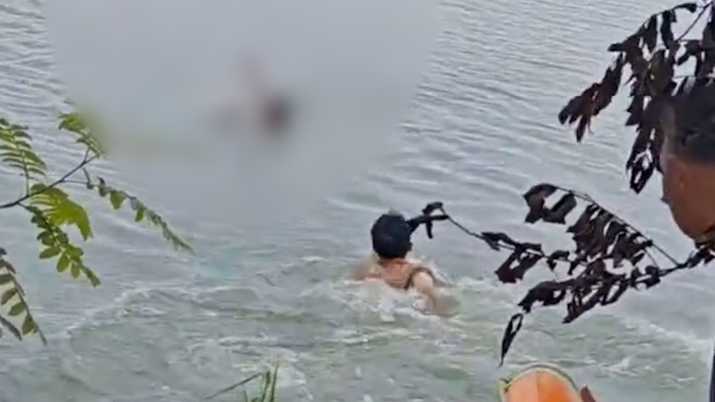 孫子落水爺爺不會游泳在岸邊著急，路過男子果斷下水救援