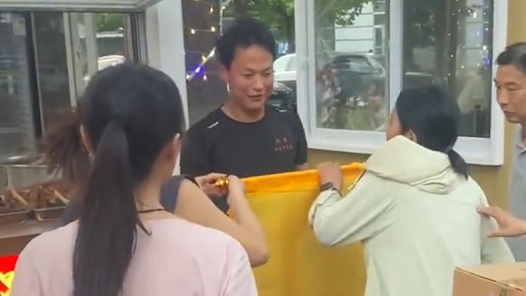 对话跳江救男童的卤菜店老板：收到锦旗开心，遗憾没救出大人