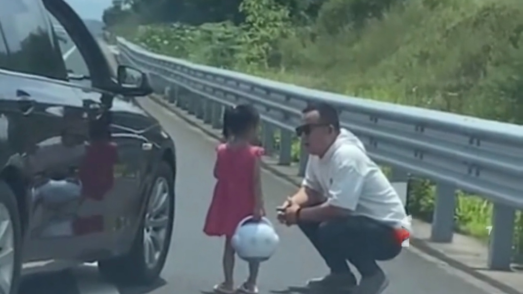 一車詢問一車擋路！江西兩車主默契配合，救下高速路口迷路女童