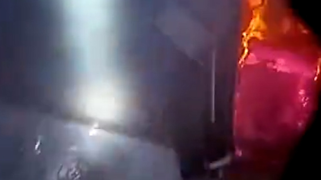 用熱水器洗完澡聞到異味？消防趕到撲滅一場火災(zāi)