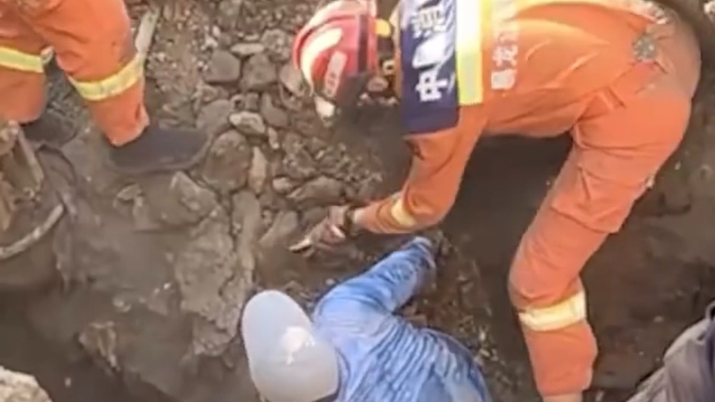 “別下來了！”工地救援遇二次塌方，消防員以身為盾護(hù)住工人