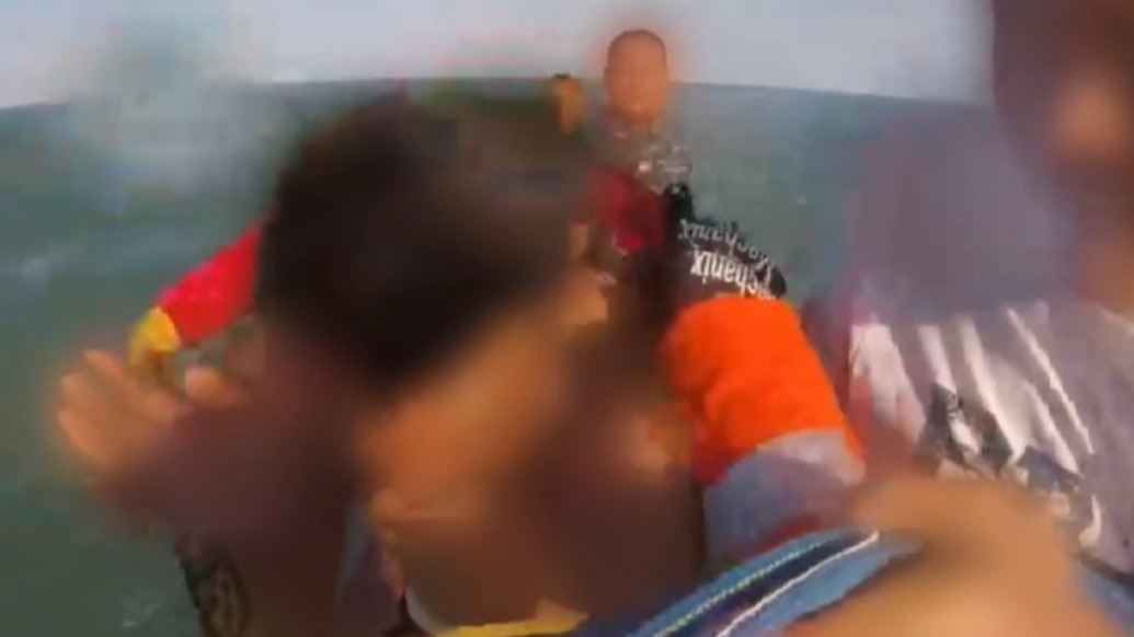 浪里“捞”生机！海上快艇翻扣4人失联，他们“从天而降”紧急救援