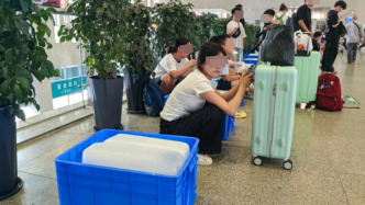 乘客吐槽绵阳火车站二楼无空调“热花妆” ，车站：已紧急调集10台冷风机送清凉