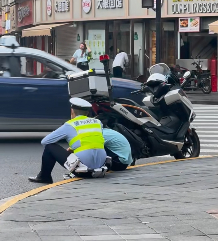 一次次“教科书式执法”背后，来自于上海警方的底气