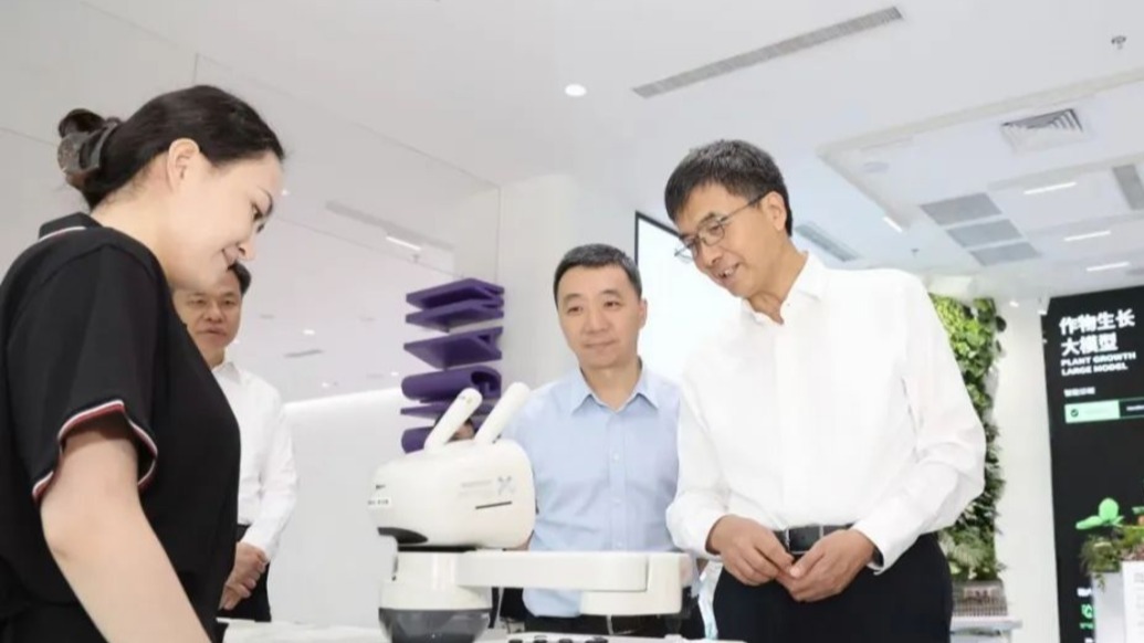 陳剛到北京亦莊調(diào)研，體驗人機五子棋、察看人形機器人