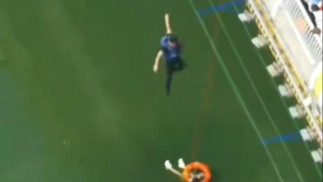 宿遷一女子跳橋輕生,泗洪藍(lán)天救援隊(duì)隊(duì)員一躍而下將其救起