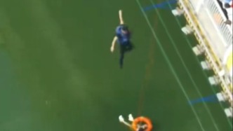 宿遷一女子跳橋輕生，泗洪藍(lán)天救援隊(duì)隊(duì)員一躍而下將其救起