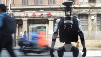 魔都眼｜“机器狗+机器人”亮相外滩，为老建筑 “体检”