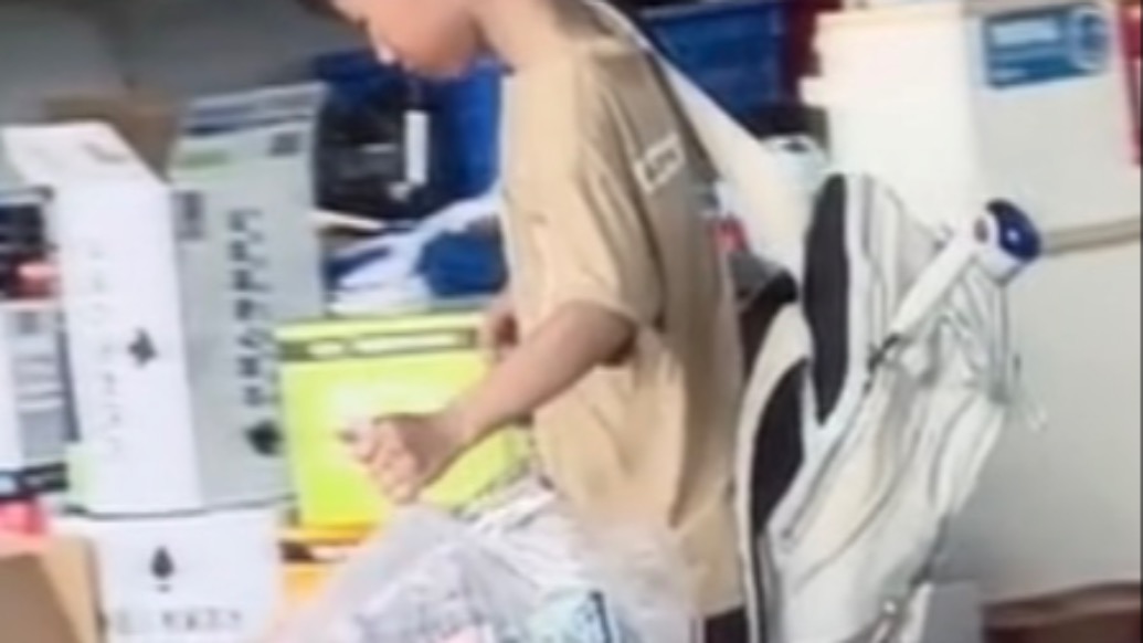 “你太帥了吧小寶!”男孩羽毛球課后大方撿拾空瓶,帶回家給爺爺奶奶補貼家用