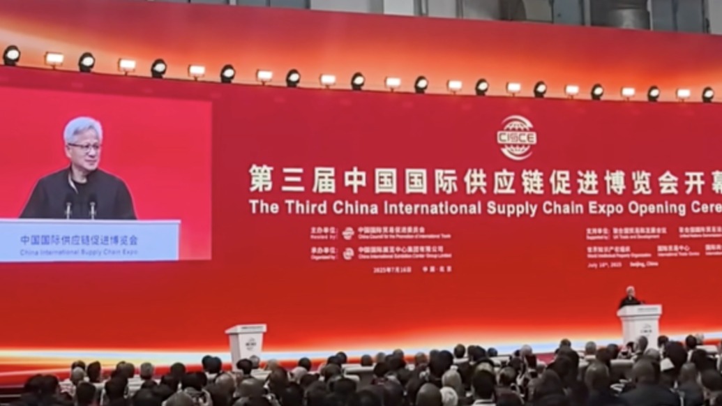 脱掉皮衣穿上唐装!黄仁勋链博会中文致辞:在AI时代共创繁荣未来